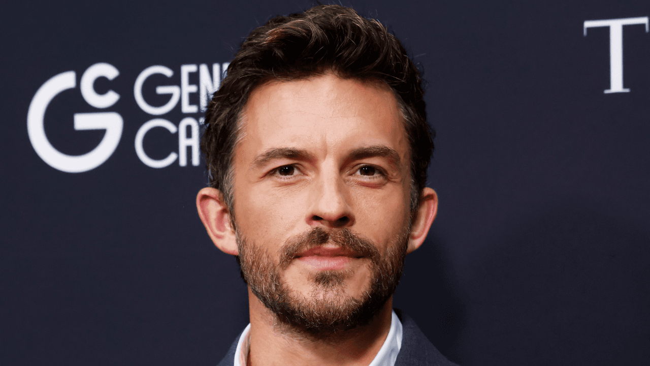 Jonathan Bailey Opens Up Being Confident in Coming Out: “I Wasn’t Gonna Not Hold My Boyfriend’s Hand in the Street”